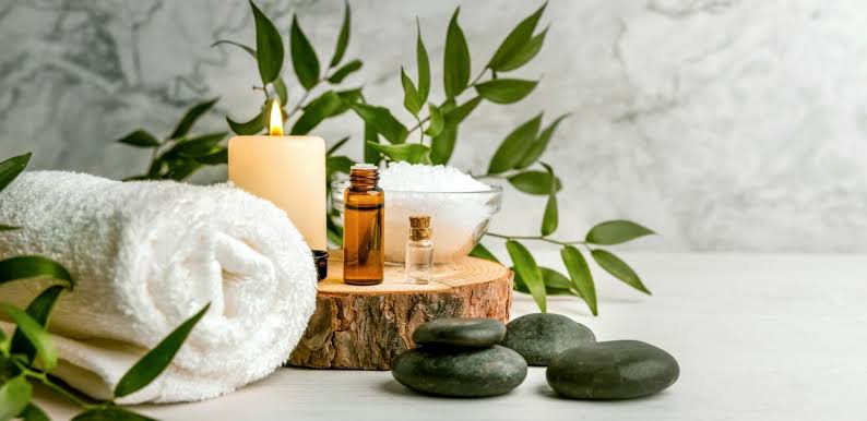 Spa dekor: peškir, sveća, morska so i kamenje